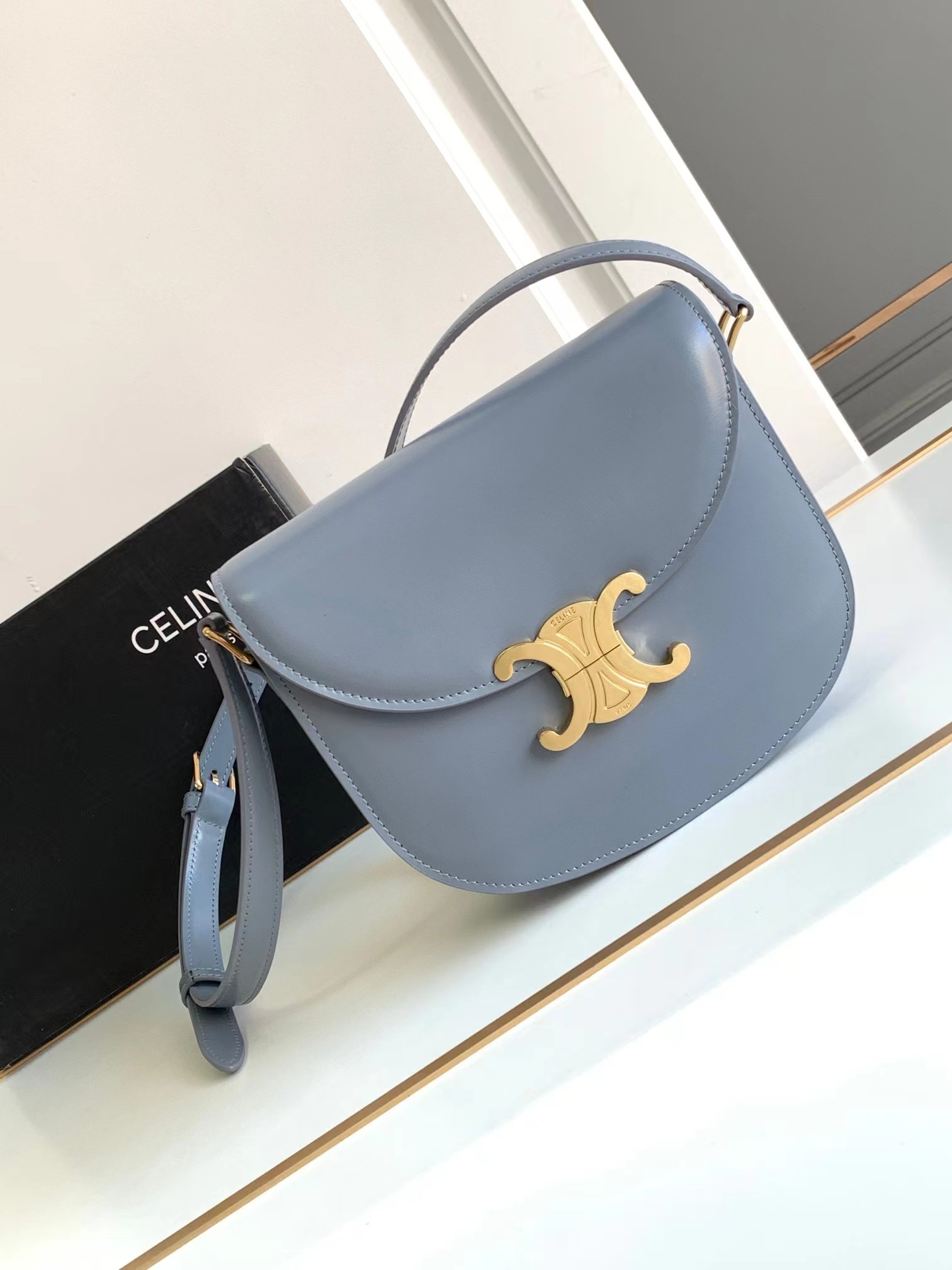 Bottega Style Triomphe Teen 44 Bleu Nuit detail 4