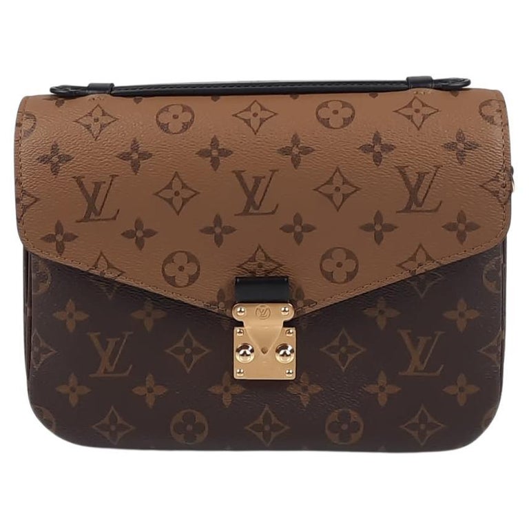 LV Style Pochette Métis Clutch Monogram detail 2