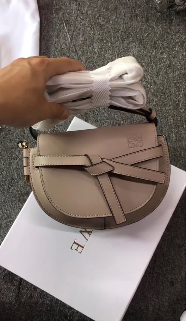 Loewe Style Saddle Bag 124 Almond detail 5