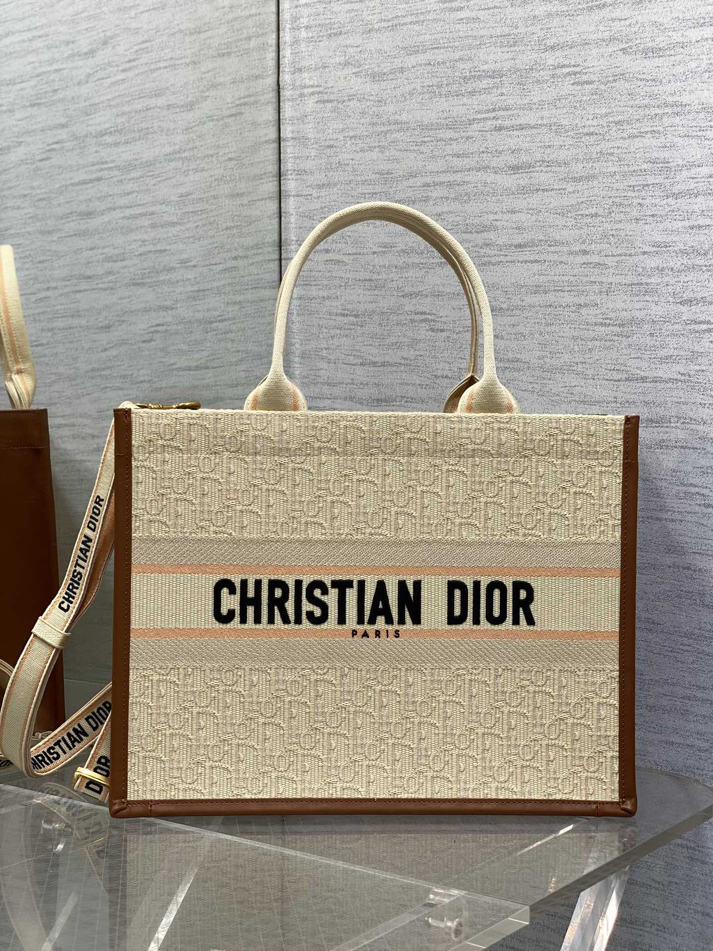 Dior Style Book Tote Small Beige Oblique detail 4