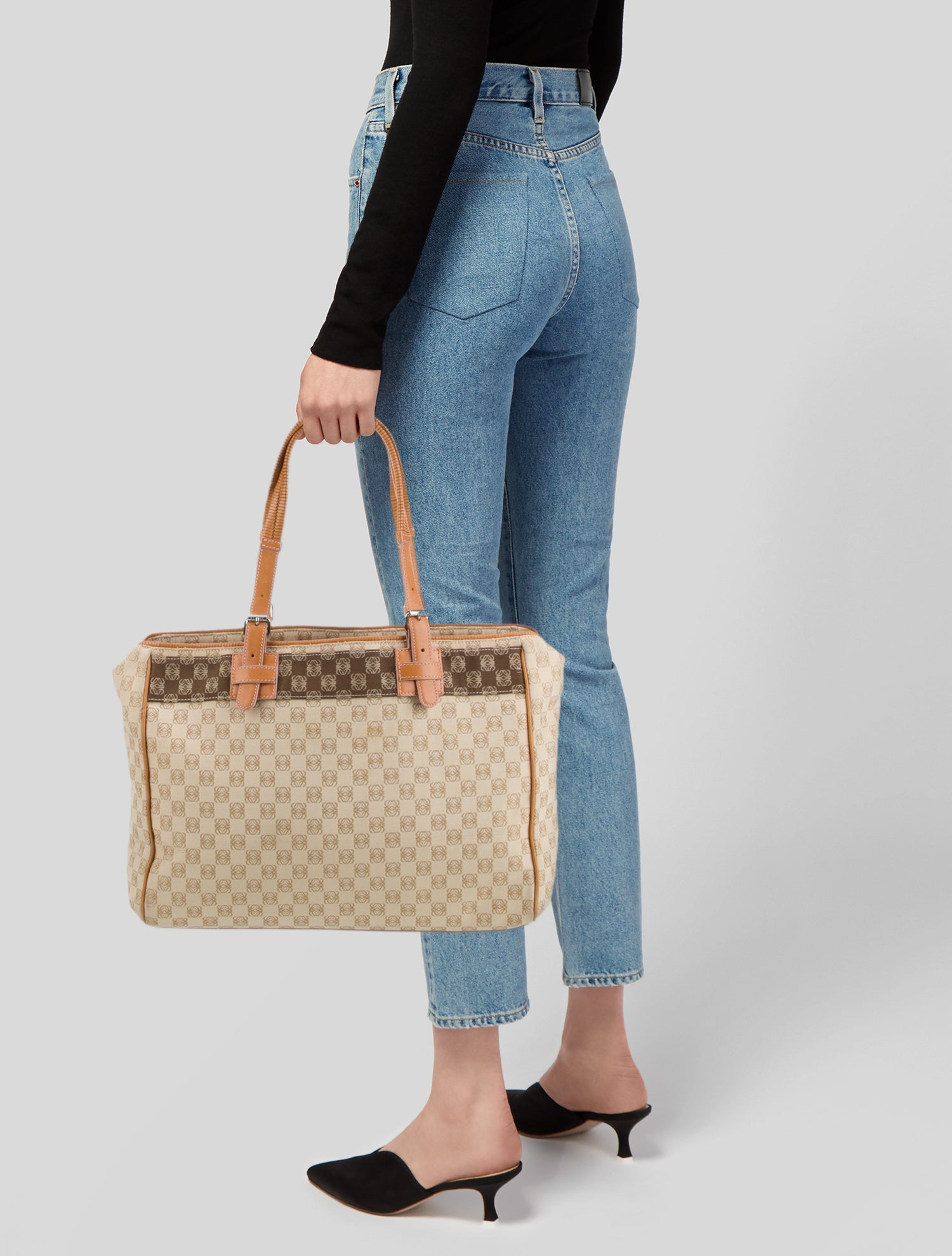 Loewe Style Monogram Tote 190 Fondant detail 4