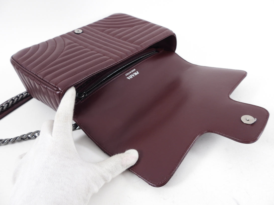 Prada Style Classic Flap 221 Bordeaux detail 2