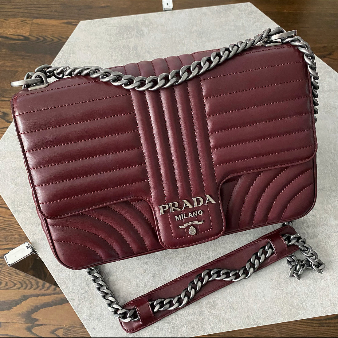 Prada Style Classic Flap 221 Bordeaux detail 3