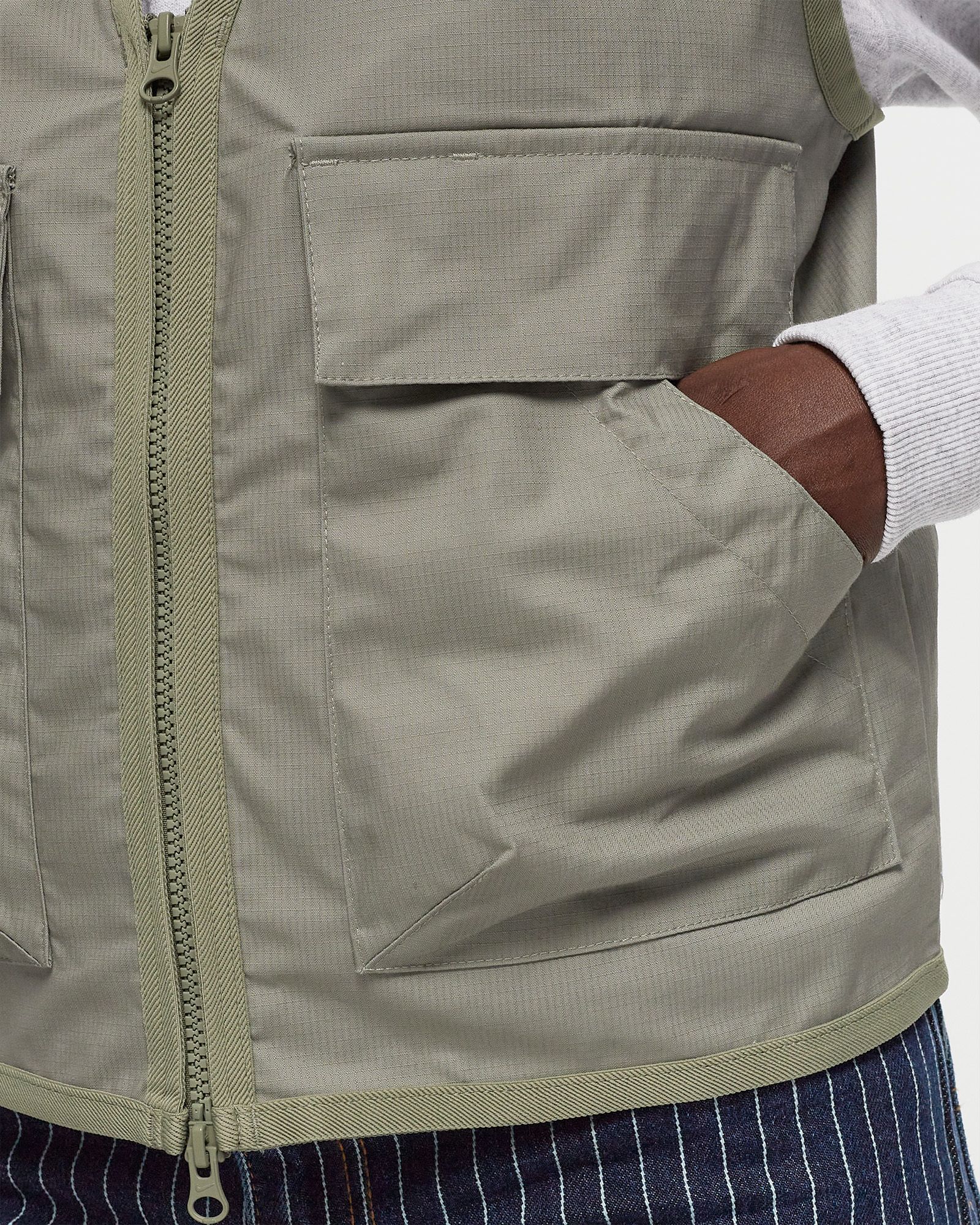 Essentials Style Cargo Vest 29 Butter detail 3