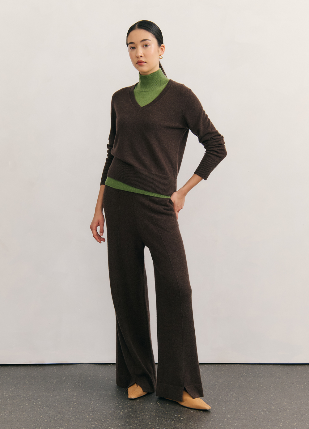 Essentials Style Cashmere Crewneck 94 Chocolate detail 2