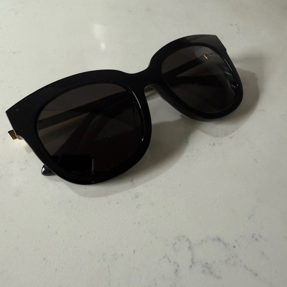 Gentle Monster Style Wayfarer Classic 33 Black / Gold detail 2