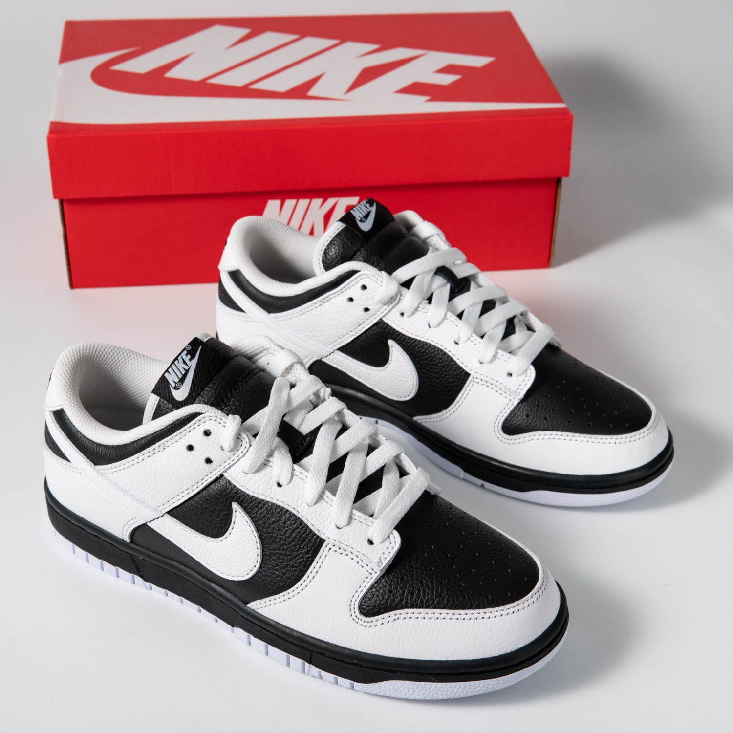 Nike Dunk Low Panda Black / White detail 3
