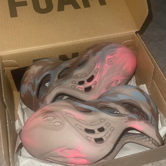 Valentino Style Yeezy Foam Runner 50 Rust Pink detail 2