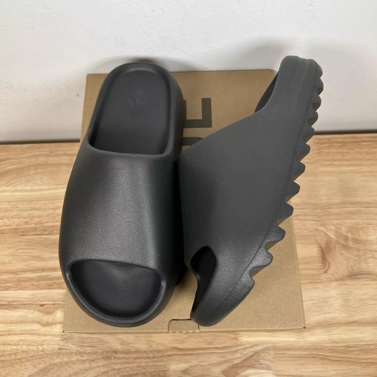 New Balance Style Yeezy Slide 88 Triple Black detail 2
