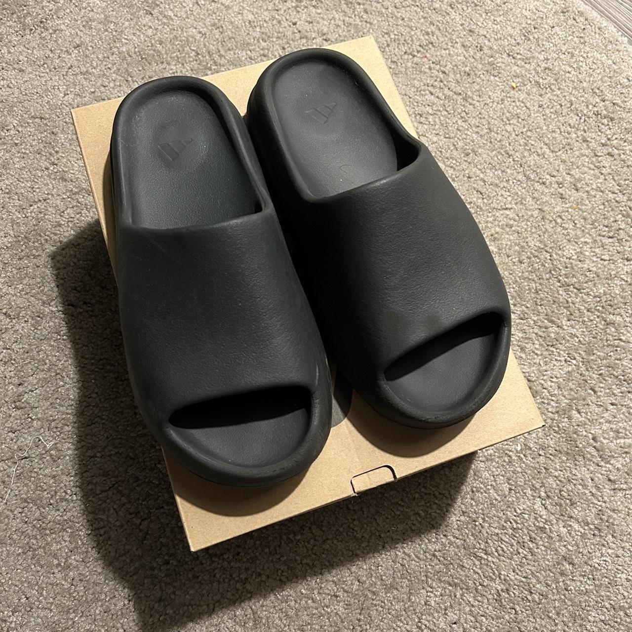 New Balance Style Yeezy Slide 88 Triple Black detail 3