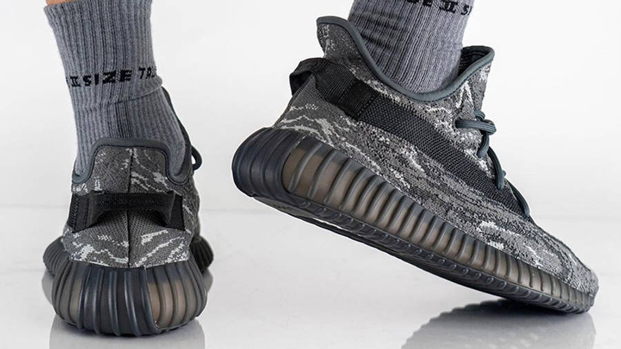 Hoka Style Yeezy 350 V2 108 Grey Fog detail 3