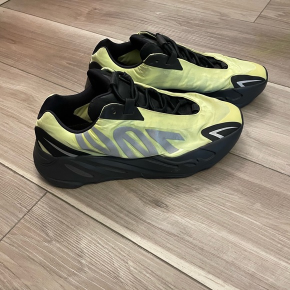 Yeezy Style Speed Runner 117 Volt detail 3