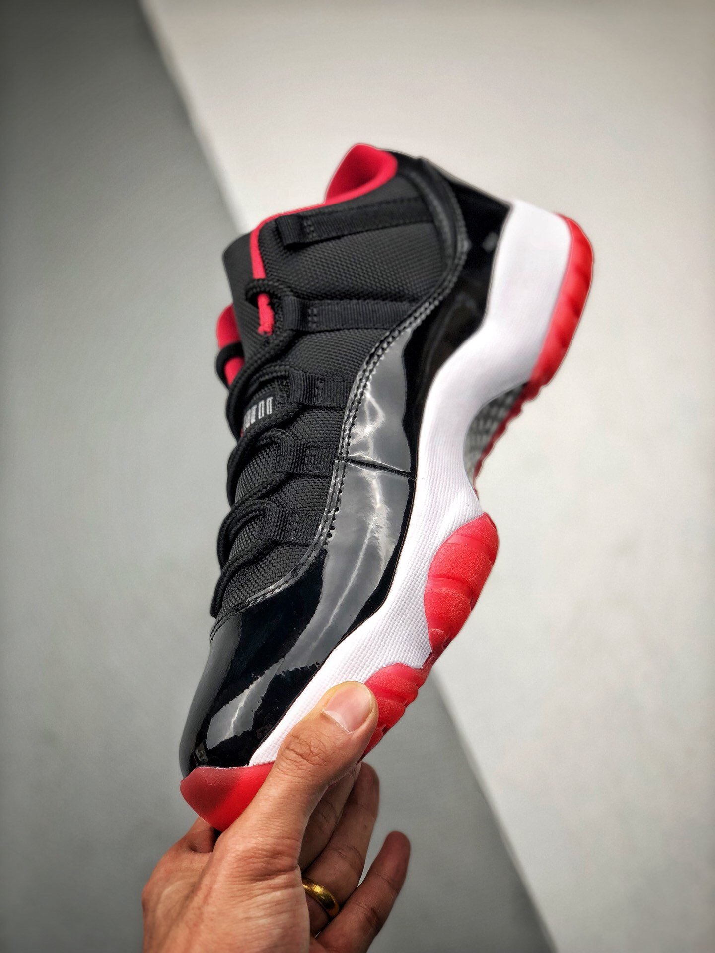 AJ AJ11 Bred Black / Red detail 4