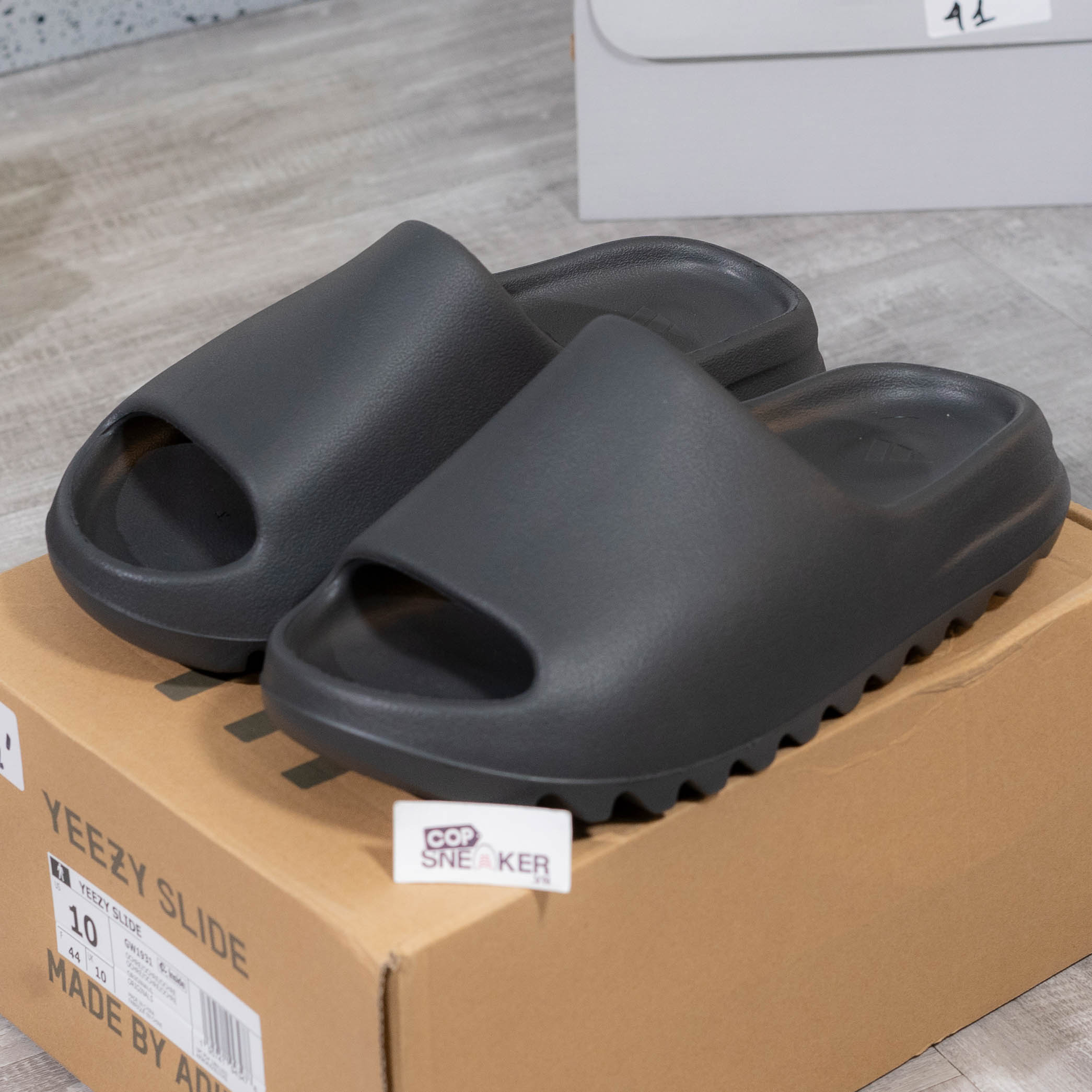 Asics Style Yeezy Slide 130 Onyx detail 2