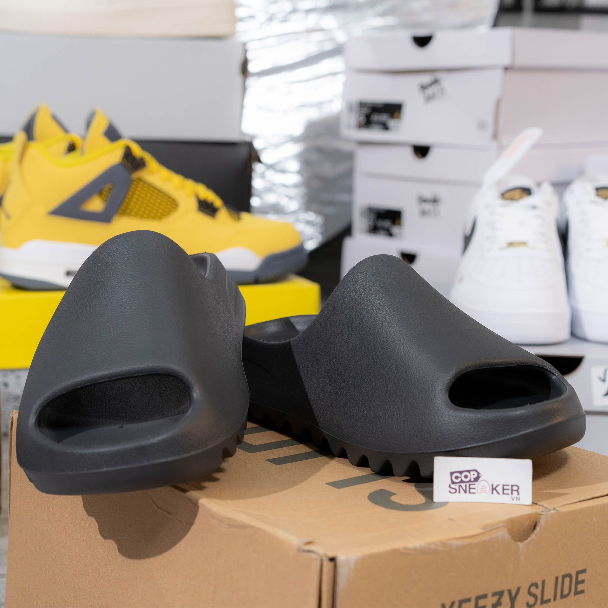 Asics Style Yeezy Slide 130 Onyx detail 3