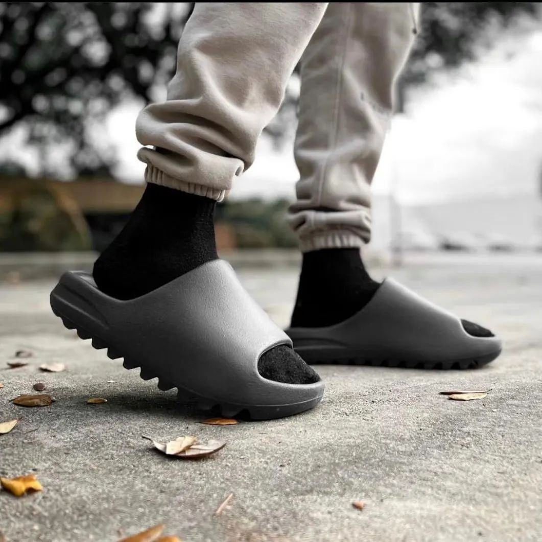 Asics Style Yeezy Slide 130 Onyx detail 4