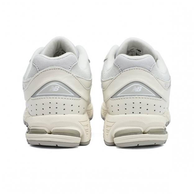 LV Style 2002R 132 Triple White detail 3