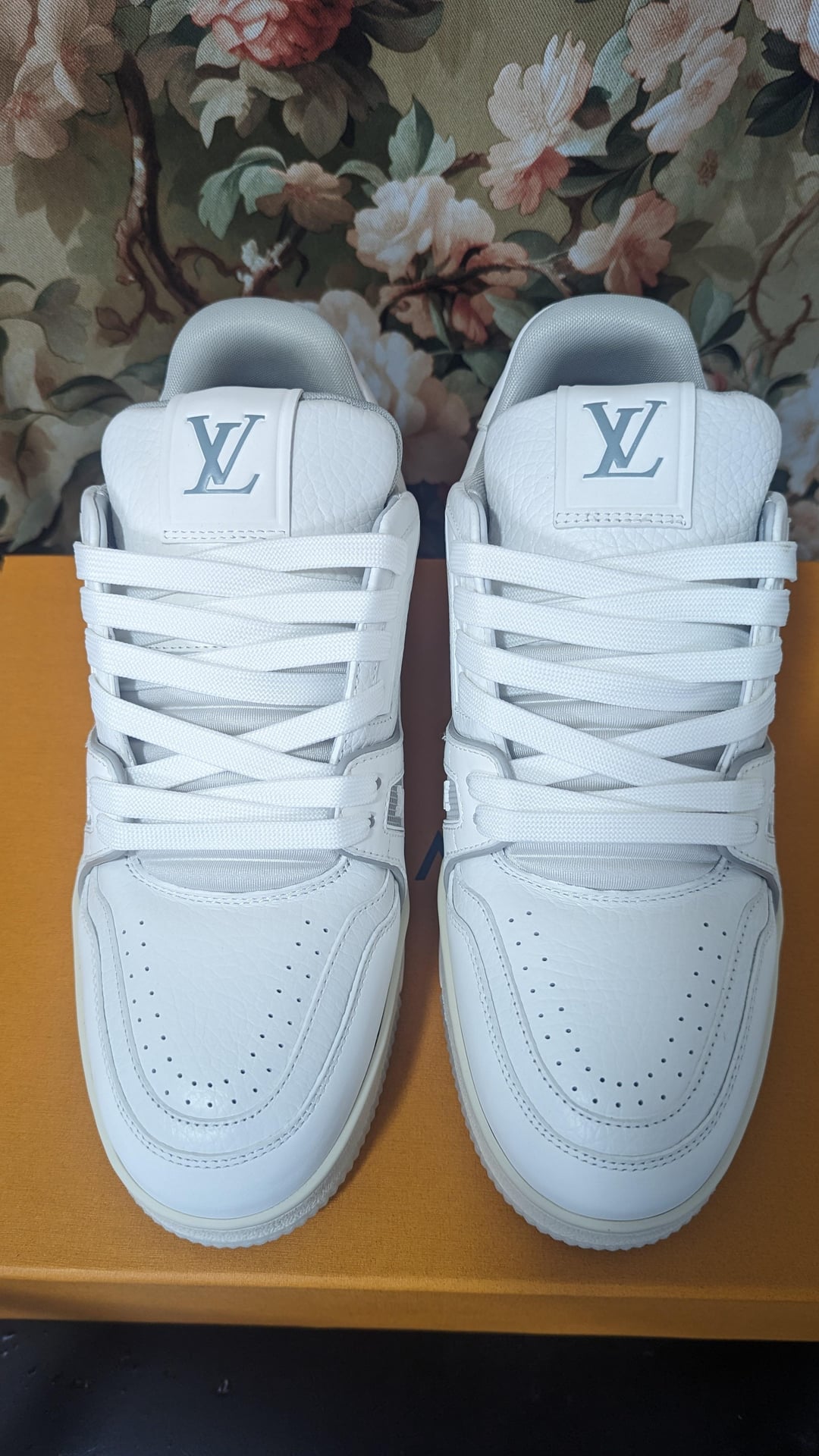 LV Style Track 3 195 Triple White detail 3