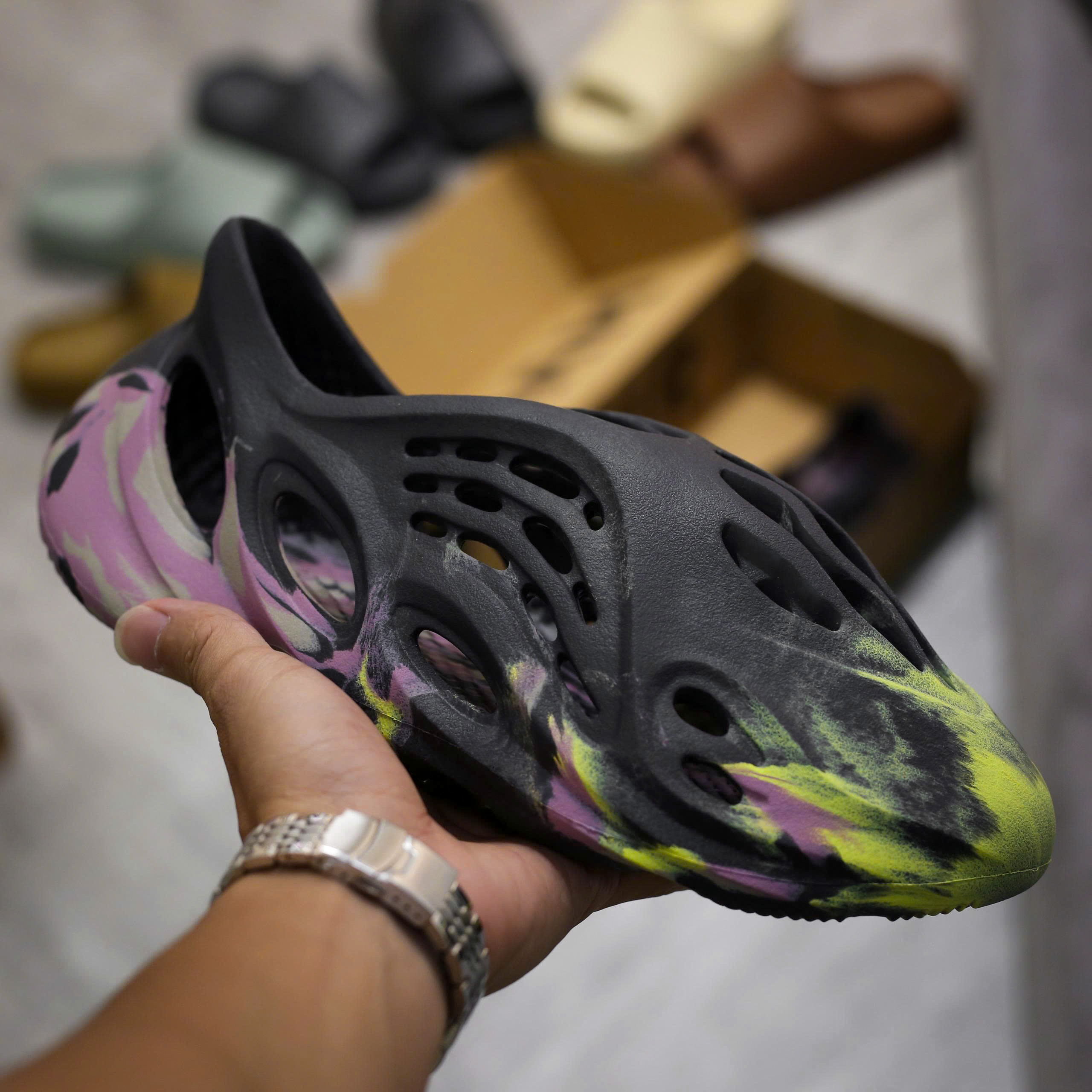 adidas Yeezy Foam Runner MX Carbon detail 3