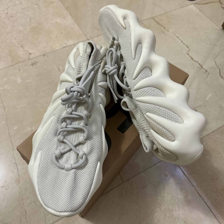 Yeezy Style Cloud X 210 Chicago detail 2