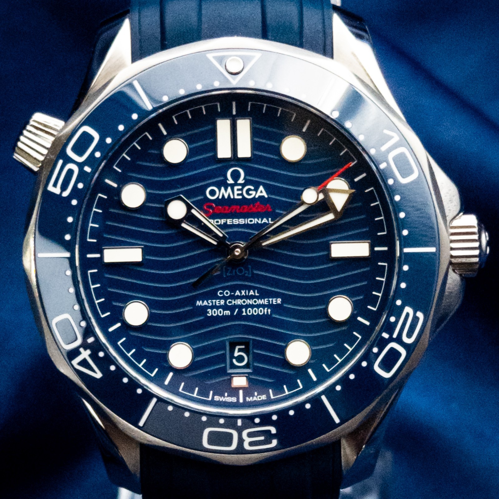 Omega Style Seamaster 300M Blue Blue Wave detail 4