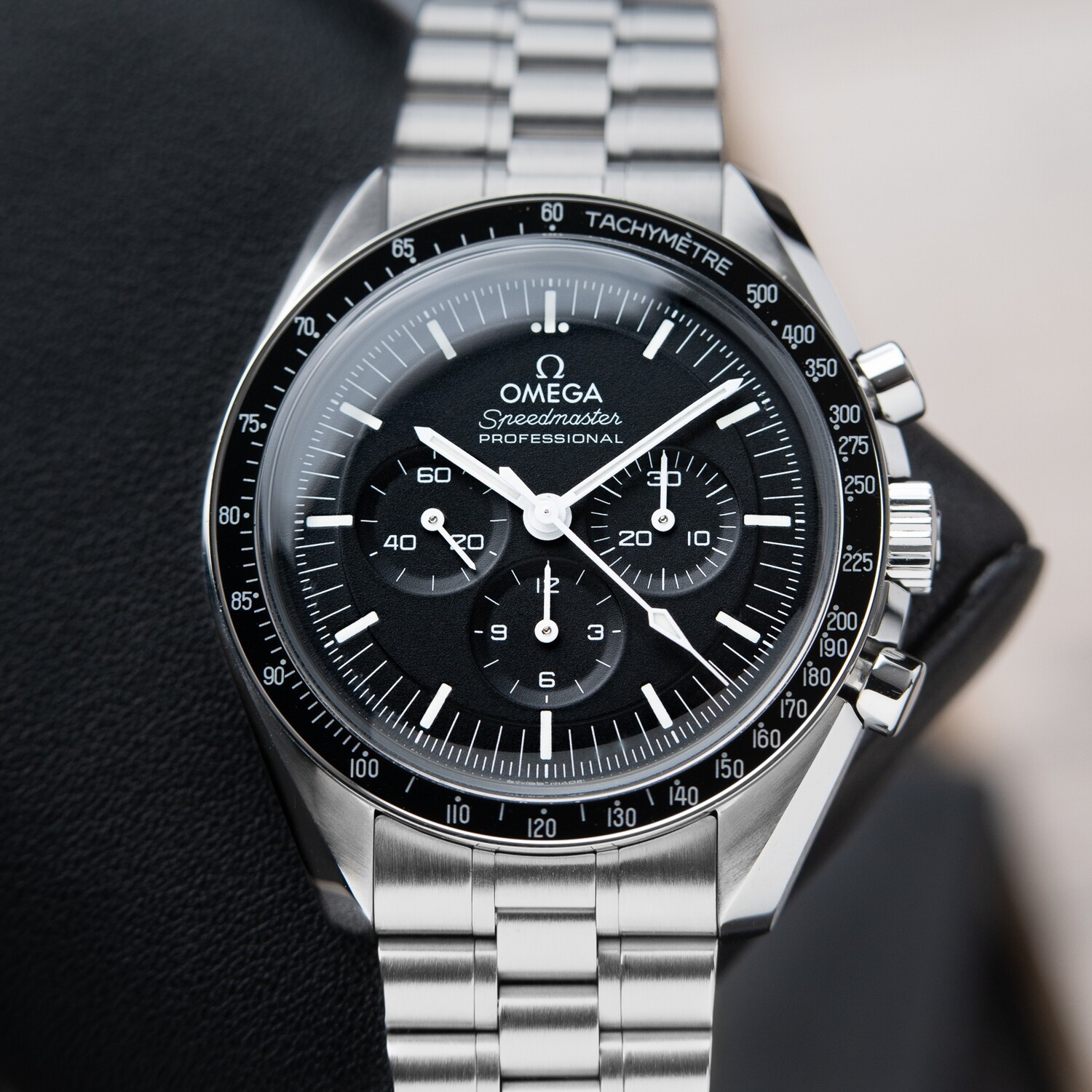 Omega Style Speedmaster Moonwatch Black detail 2