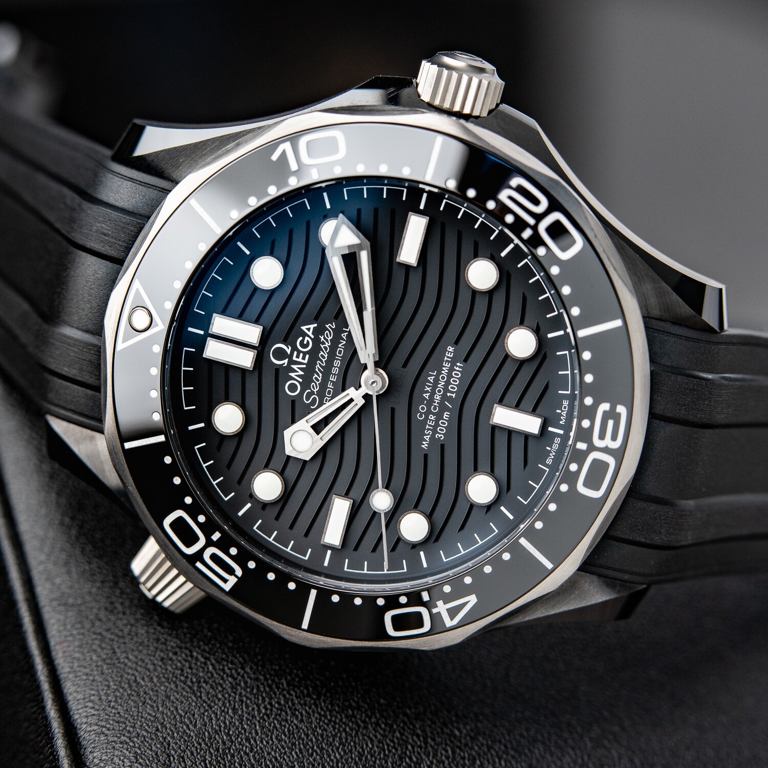 AP Style Seamaster 300 98 Ceramic Bezel detail 4