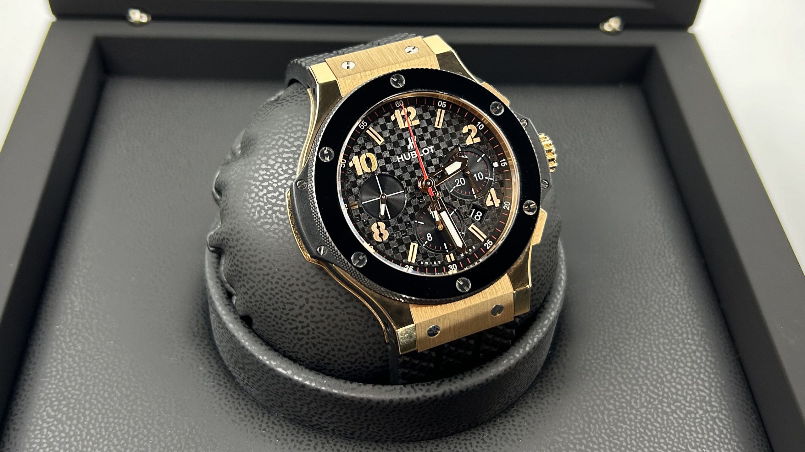 Omega Style Big Bang 44 99 Two-Tone Gold detail 2