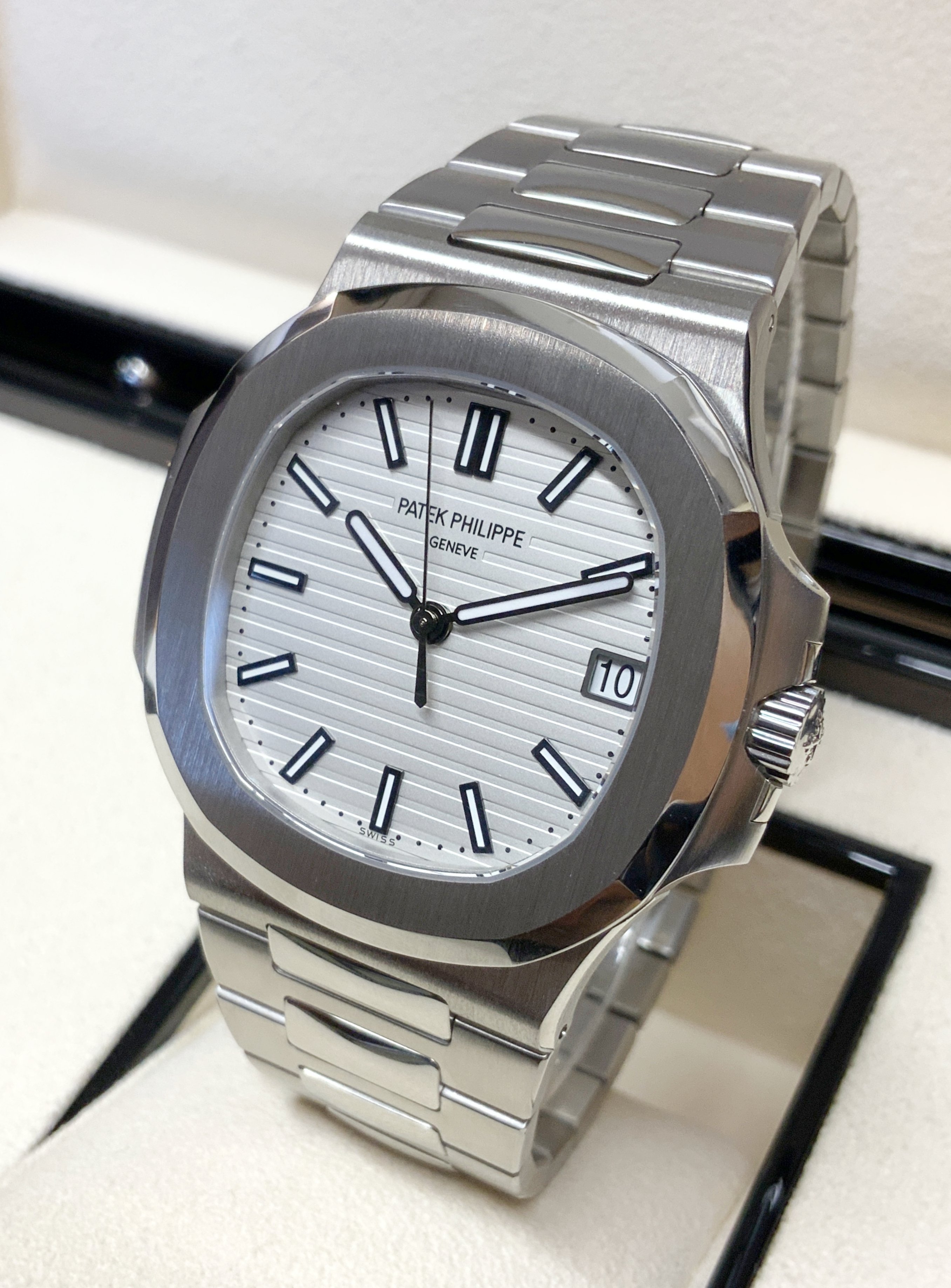 Omega Style Nautilus 5711 119 White Dial / Steel detail 2