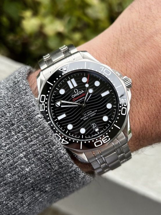 Omega Style Seamaster 300 136 Black Dial / Steel detail 2