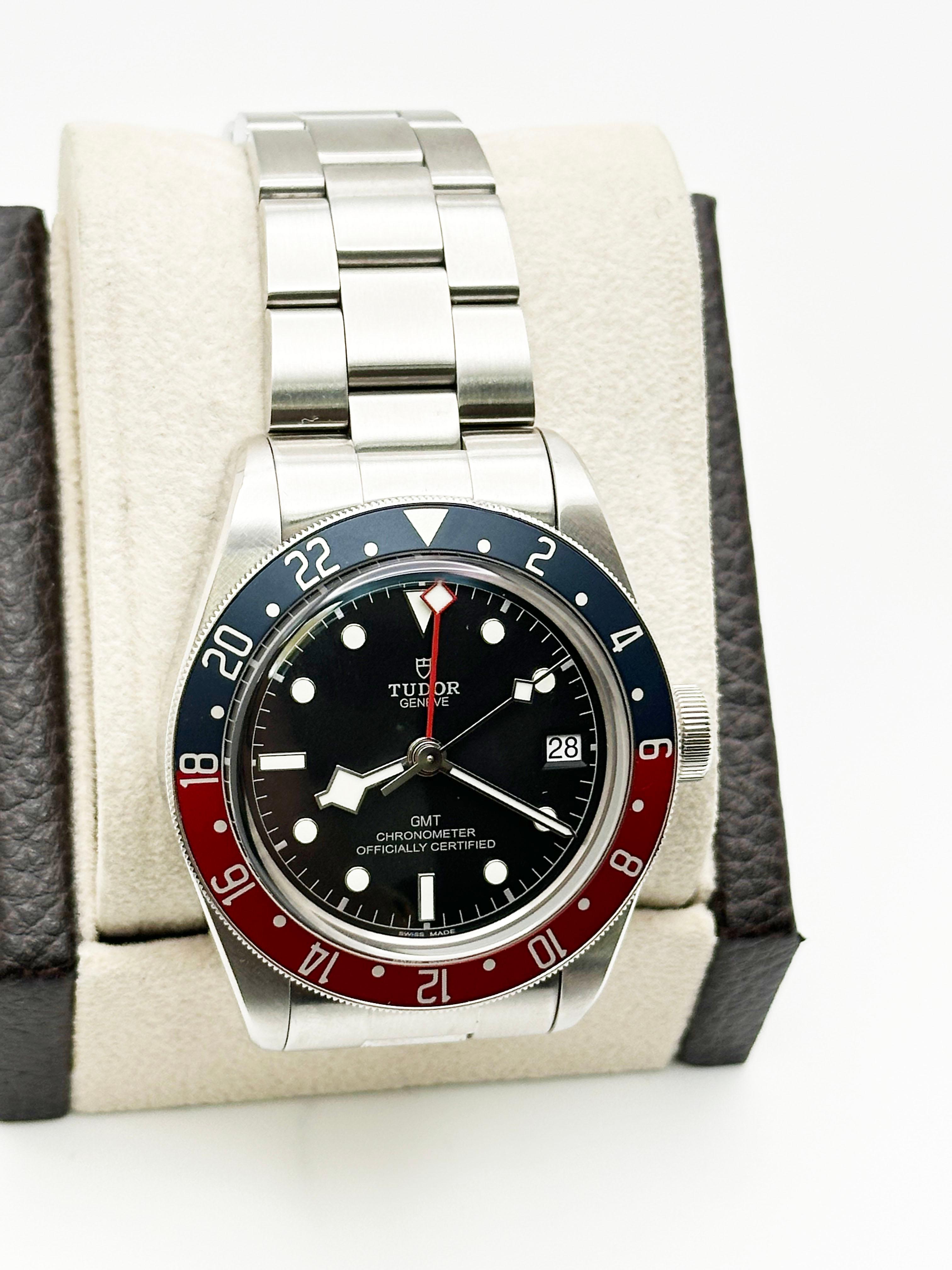 Tudor Style Black Bay GMT Pepsi Blue / Red detail 2